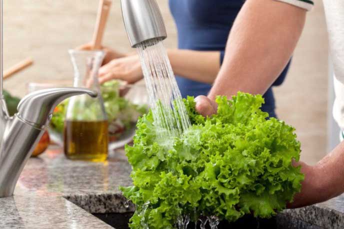 4 sai lầm khi rửa khiến rau không thể nào hết sạch hoá chất và cách rửa rau đúng nhất