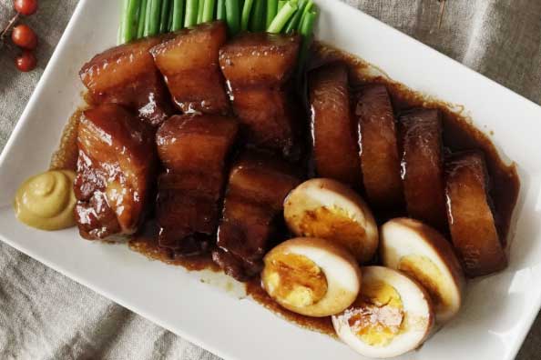 Thả thịt lợn vào nồi cơm điện, tưởng ngớ ngẩn nhưng một tiếng sau có ngay món ăn tuyệt đỉnh