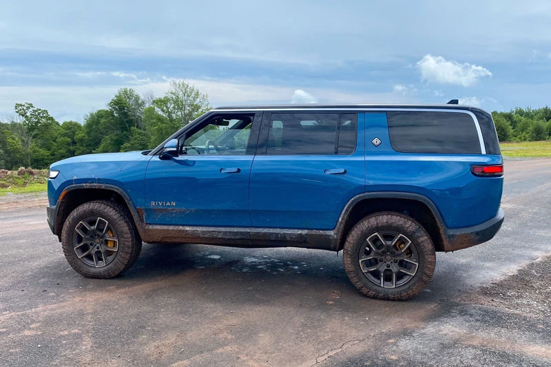 5. Rivian R1S 2022.