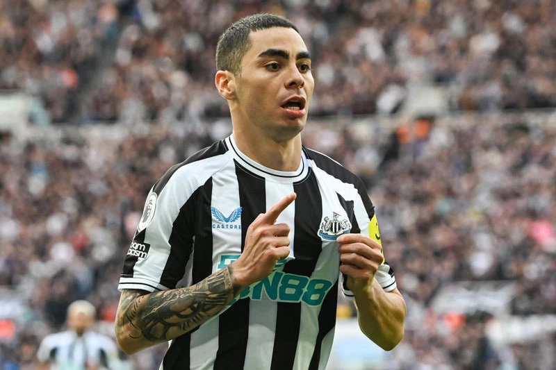 Tiền vệ phải: Miguel Almiron (Newcastle).