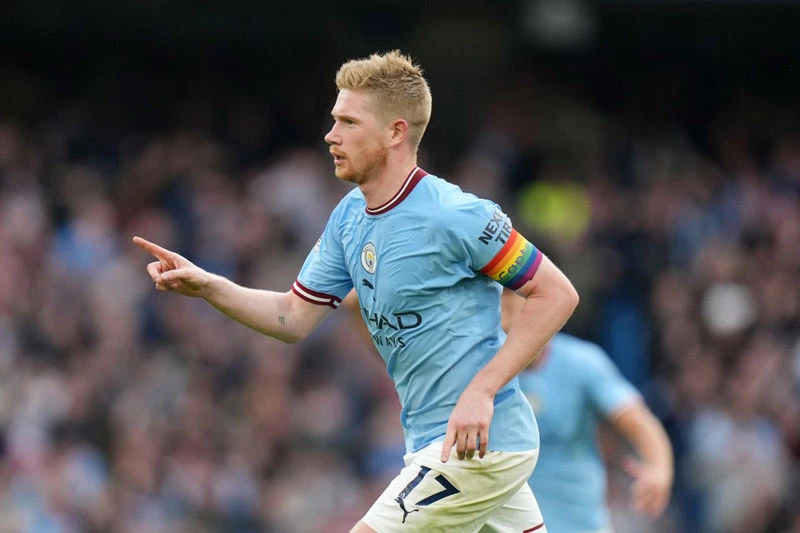 Tiền vệ trung tâm: Kevin De Bruyne (Man City).