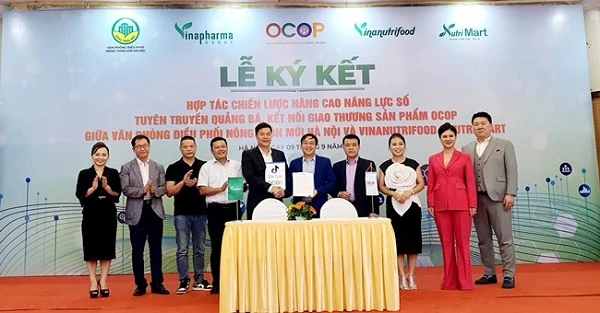Đại diện Văn phòng Điều phối nông thôn mới Hà Nội và Vinanutrifood ký kết biên bản hợp tác.