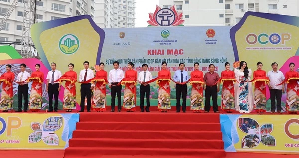 Các đại biểu cắt băng khai mạc sự kiện.