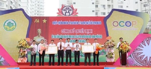 Đại biểu thành phố Hà Nội trao bằng công nhận xã Lại Yên và xã Minh Khai huyện Hoài Đức đạt chuẩn nông thôn mới nâng cao.
