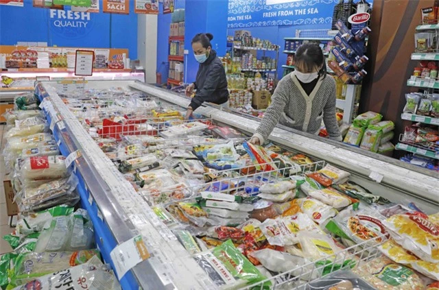 Kích cầu tiêu dùng, nhiều siêu thị tung khuyến mại hấp dẫn - Ảnh 1.