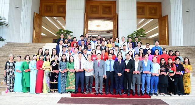 Phó Thủ tướng Vũ Đức Đam gặp mặt 68 thầy cô giáo tiêu biểu