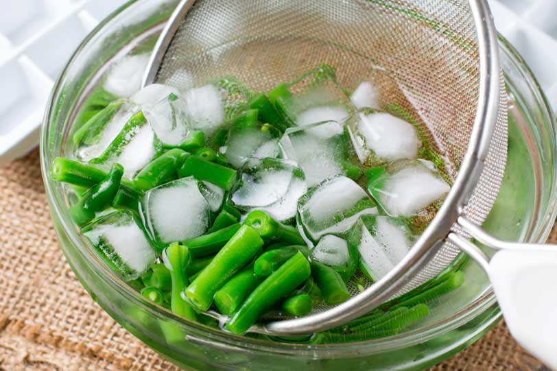 Luộc rau xong chớ vội cho ra đĩa, nhớ thêm một bước này rau sẽ xanh mướt, ăn giòn tan