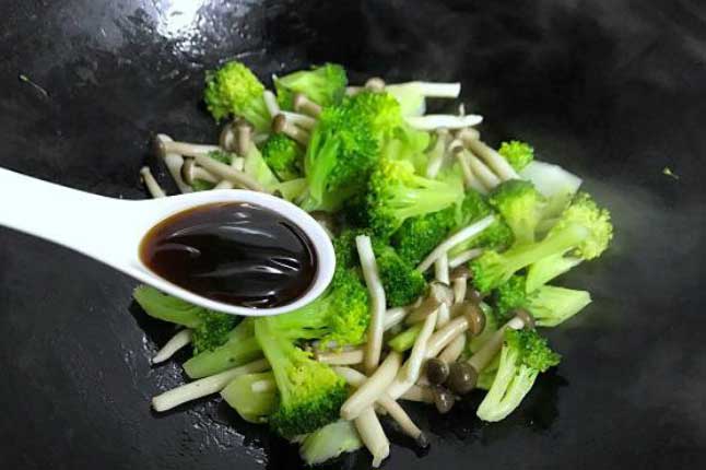 Xào súp lơ đừng vội thả ngay vào nồi, cho thêm 1 thứ này có ngay đĩa rau vừa giòn lại xanh mướt