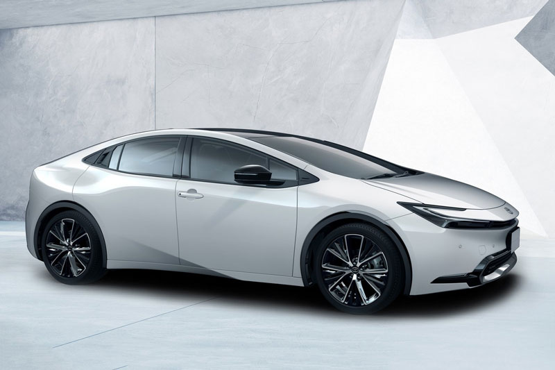 Toyota Prius 2024 ra mắt, trang bị công nghệ sạc bằng năng lượng mặt trời