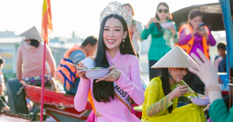 Chuyến diễu hành độc lạ có '1-0-2' của nàng hậu quốc tế tại chợ nổi Cái Răng - Cần Thơ