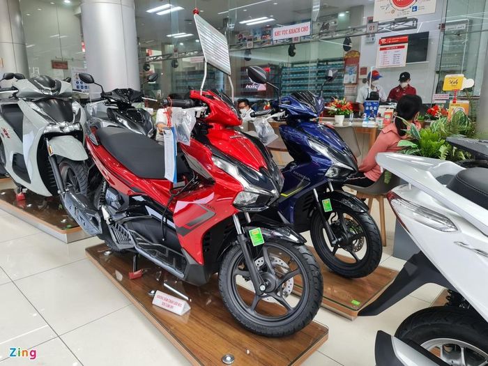 Hết khan hàng, giá xe tay ga vẫn cao hơn niêm yết