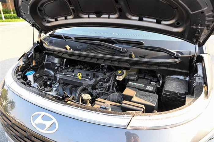  Hyundai Stargazer được trang bị động cơ xăng 1.5L Smartstream, sản sinh công suất 115 mã lực tại 6.300 vòng/phút, mô-men xoắn 144 Nm tại 4.500 vòng/phút, đi kèm hộp số CVT và hệ dẫn động cầu trước. Hệ thống động cơ này giống với Hyundai Creta, tuy nhiên đã được tinh chỉnh lại cho cảm giác lái mềm mại hơn. 
