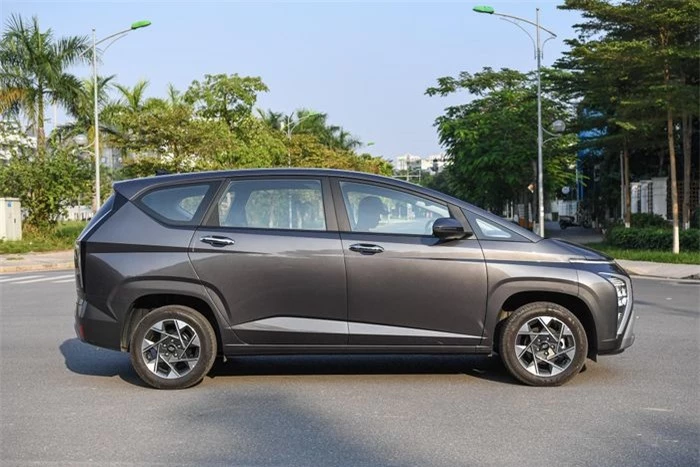 Hyundai Stargazer bản Cao cấp 7 chỗ ngồi có giá bán 675 triệu đồng. Mức giá này tương đương với Suzuki Ertiga Hybrid Sport Limited (678 triệu đồng), thấp hơn Toyota Veloz Cross Top (698 triệu đồng) nhưng cao hơn Mitsubishi Xpander AT Premium (648 triệu đồng) cũng như Suzuki XL7 Sport Limited (639,9 triệu đồng).