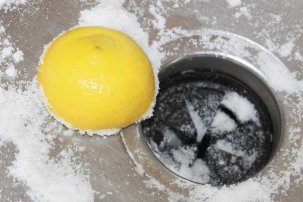 Cho thứ bột này xuống bồn rửa bát, dầu mỡ biến mất chỉ trong 15 phút, sạch tinh