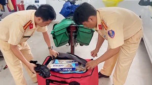 Giả làm “Shiper” và người bán rau để vận chuyển hơn 2.000 bao thuốc lá lậu