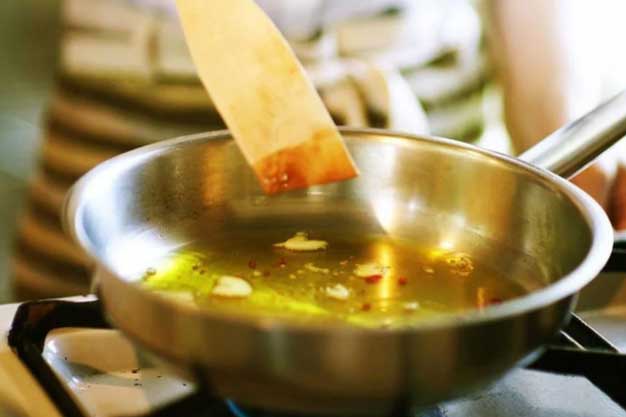 Những điều tuyệt đối "cấm kỵ" khi sử dụng dầu ăn để tránh gây hại cho sức khỏe