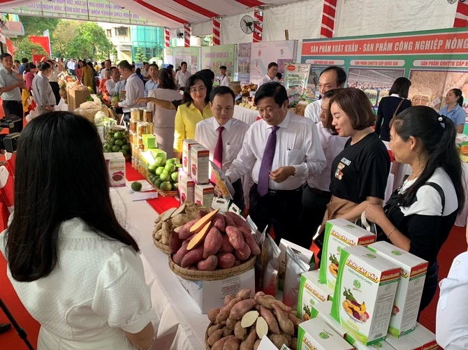 Triển lãm giới thiệu thành tựu về xúc tiến thương mại và du lịch giữa 2 địa phương 