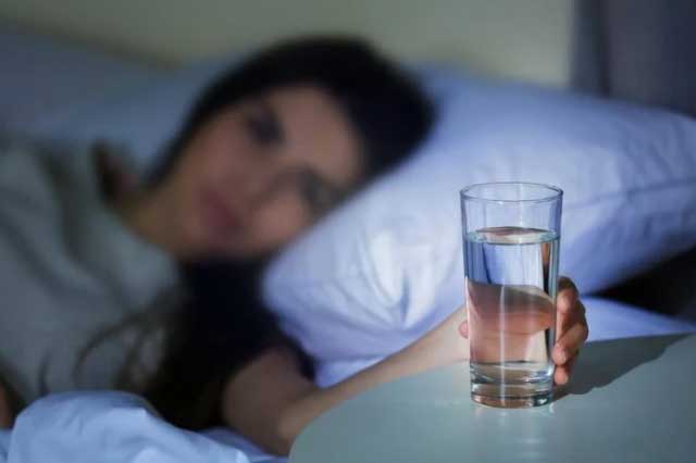 Tỉnh giấc nửa đêm thấy miệng đắng và khát nước, rất có thể là dấu hiệu của 5 bệnh này