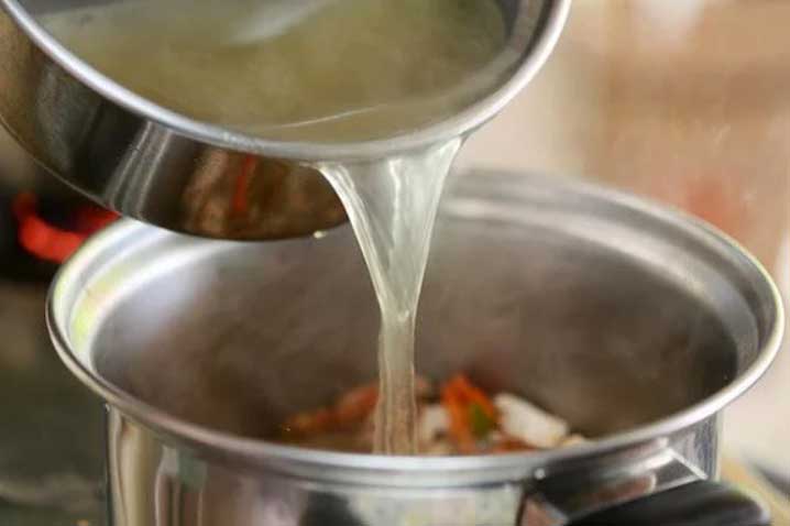 Lỡ tay nấu mặn đừng vội đổ đi hoặc chỉ thêm nước lã: Dùng thứ này món ăn thơm ngon trở lại tức thì