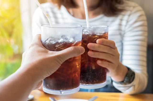 4 loại đồ uống 'hút cạn canxi' làm xương giòn, răng yếu: Số 4 nhiều người tưởng ngon bổ