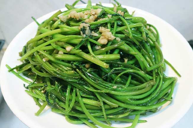 Làm thêm bước này khi xào rau lang giúp món rau xanh mướt, không thâm đen ai cũng thích