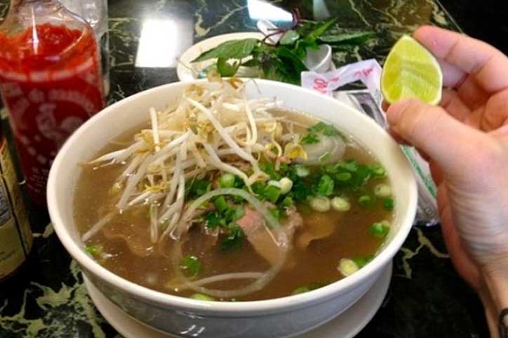 Nhiều người quen vắt chanh vào tô phở nóng, chuyên gia lắc đầu: Sai bét!