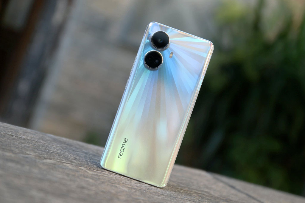 Cận cảnh Realme 10 Pro Plus 5G vừa trình làng, giá từ 5,96 triệu đồng