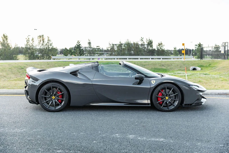 1. Ferrari SF90 Spider (giá khởi điểm: 507.000 USD).