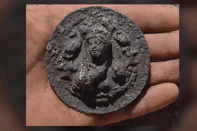 Khai quật được chiếc huy chương bạc khắc họa chân dung nữ thần Hy Lạp