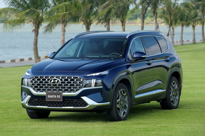 Hyundai Santa Fe, Ford Everest vẫn 'bia kèm lạc' đến 100 triệu đồng