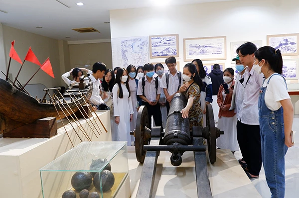 Học sinh các trường THPT đến tham quan, học tập tại Bảo tàng Đà Nẵng.