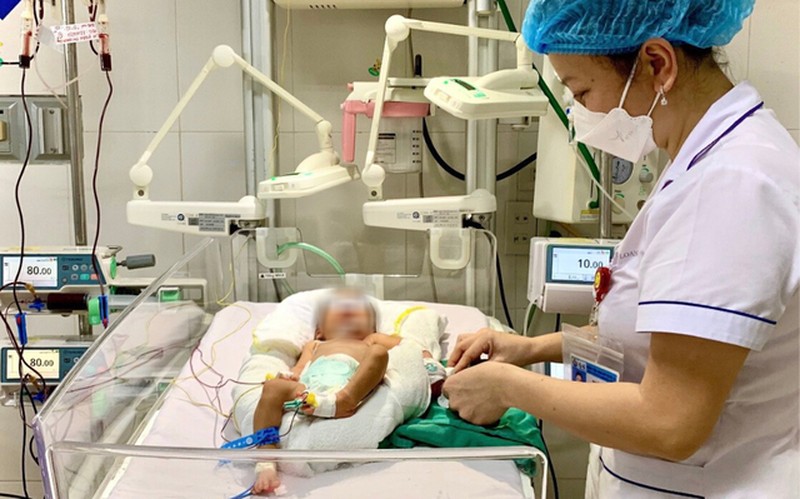 Bị vàng da bệnh lý, bé sơ sinh 6 ngày tuổi phải thay máu toàn phần