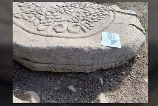 Phát hiện chữ viết hiếm có thời trung cổ được chạm khắc trên đá