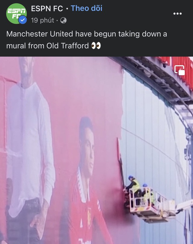 Manchester United gỡ hình Ronaldo tại Old Trafford