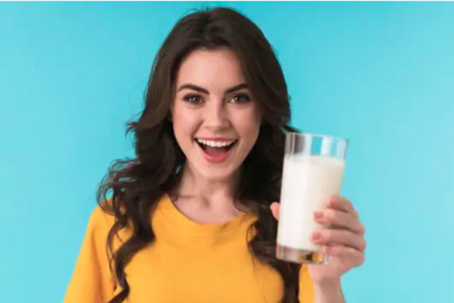 Uống sữa gây nổi mụn, đúng hay sai?