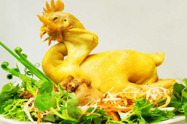 Luộc gà bằng nước sôi là sai lầm: Bí quyết luộc gà không nứt da, thịt chín đều, khử sạch mùi hôi