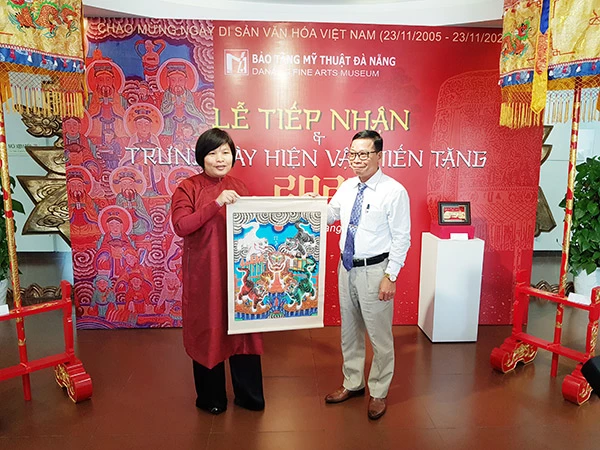 Nhà sưu tập Nguyễn Thị Thu Hòa, Giám đốc Bảo tàng Gốm sứ Hà Nội hiến tặng 240 hiện vật tranh dân gian cho Bảo tàng Mỹ thuật Đà Nẵng