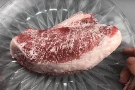 Cho dù thịt đông cứng tới đâu, chỉ cần thêm giọt này vào sẽ rã đông trong vài phút