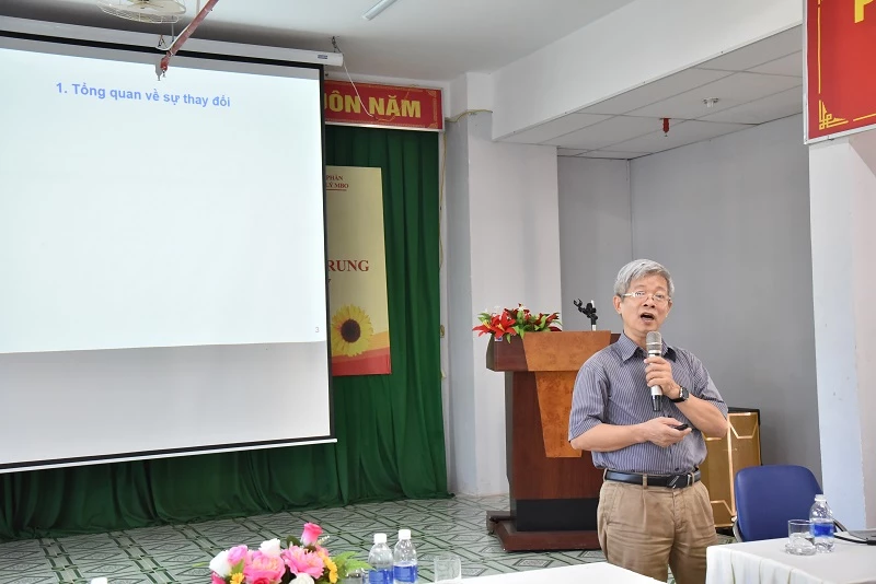 PGS.TS Nguyễn Thế Phán chia sẻ cùng các học viên tham gia khóa học.