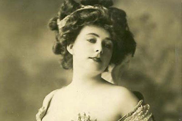 Giật mình khi phụ nữ xưa tạo lông mày bằng lông chuột