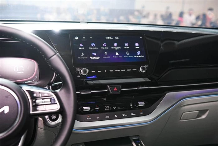  Màn hình giải trí trung tâm AVN kích thước 10,25 inch, hỗ trợ kết nối Apple CarPlay/Android Auto. Xe được trang bị điều hòa tự động với 2 giàn lạnh. Hệ thống âm thanh dùng loa Bose tương tự đối thủ Hyundai Stargazer. 