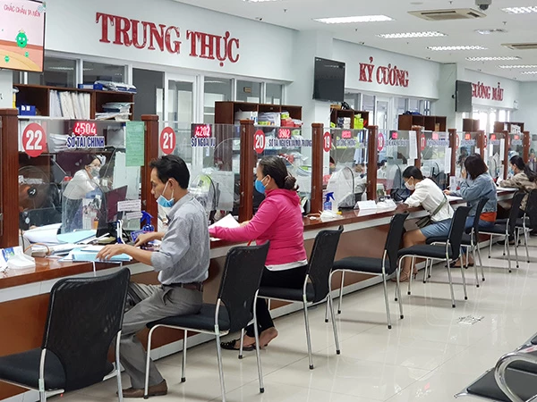 Người dân và các đơn vị, tổ chức đến giao dịch tại Bộ phận "Một cửa" Trung tâm Hành chính TP Đà Nẵng.