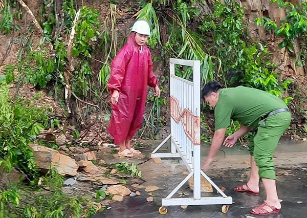 Lực lượng chức năng TP Đà Nẵng dựng hàng rào cảnh báo người dân không tự ý đi lại tại các khu vực có nguy cơ xảy ra lũ, ngập lụt, sạt lở.