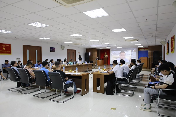 TS. Hà Công Anh Bảo chia sẻ về hành lang pháp lý hợp đồng điện tử cùng đại diện doanh nghiệp.