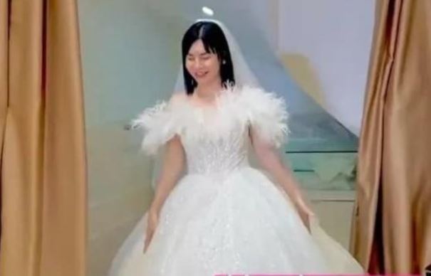 Cát Phượng mặc váy cưới khiến dân tình xôn xao, thực hư thế nào?