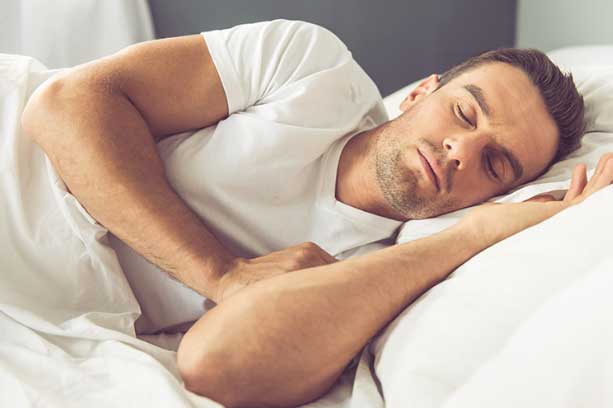 Ngoài 40 cần lưu ý: 6 thói quen khi ngủ “bào mòn” sức khỏe làm giảm tới 10 năm tuổi thọ