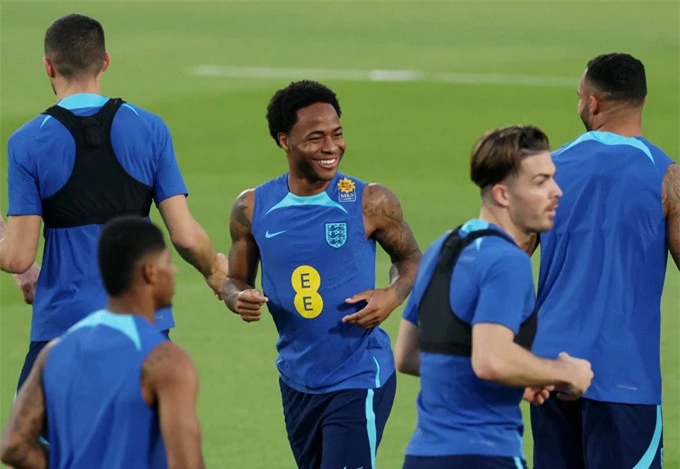 Sterling khả năng sẽ đá chính trước Iran