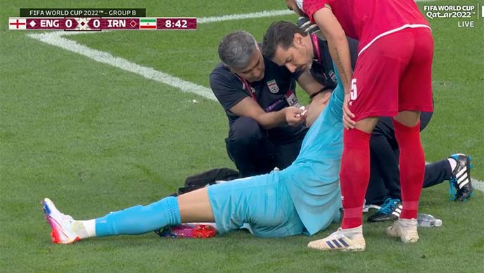 Kinh hoàng va chạm của thủ môn ĐT Iran trong trận Anh