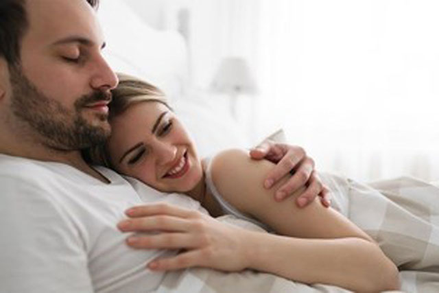 Về nhà đột ngột và sự thật chết lặng trong phòng ngủ của chồng khiến vợ đứng không vững