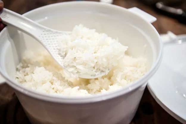 Cách hâm lại cơm nguội nóng sốt như cơm mới nấu: Đơn giản nhưng nhiều bà nội trợ chưa biết